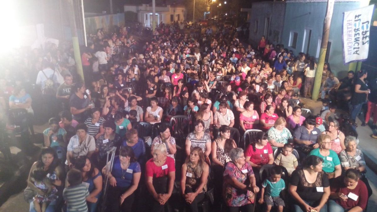 juliotorres88's tweet photo. Mujeres Peronistas manifiestan total a apoyo @Florelop en la interna del 11 de D.  GANA FLORENCIA-GANA ARAUCO -GANA LA RAMA FEMENINA https://t.co/OWEhKfG35P