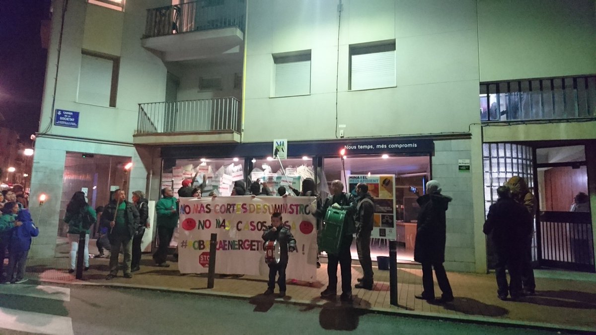 PAH_Trs's tweet photo. Primera parada en #minad'aigües de #Terrassa porque tenemos claro que #PobrezaEnergeticaMata @APE_Cat @LA_PAH https://t.co/1eOrati0xA