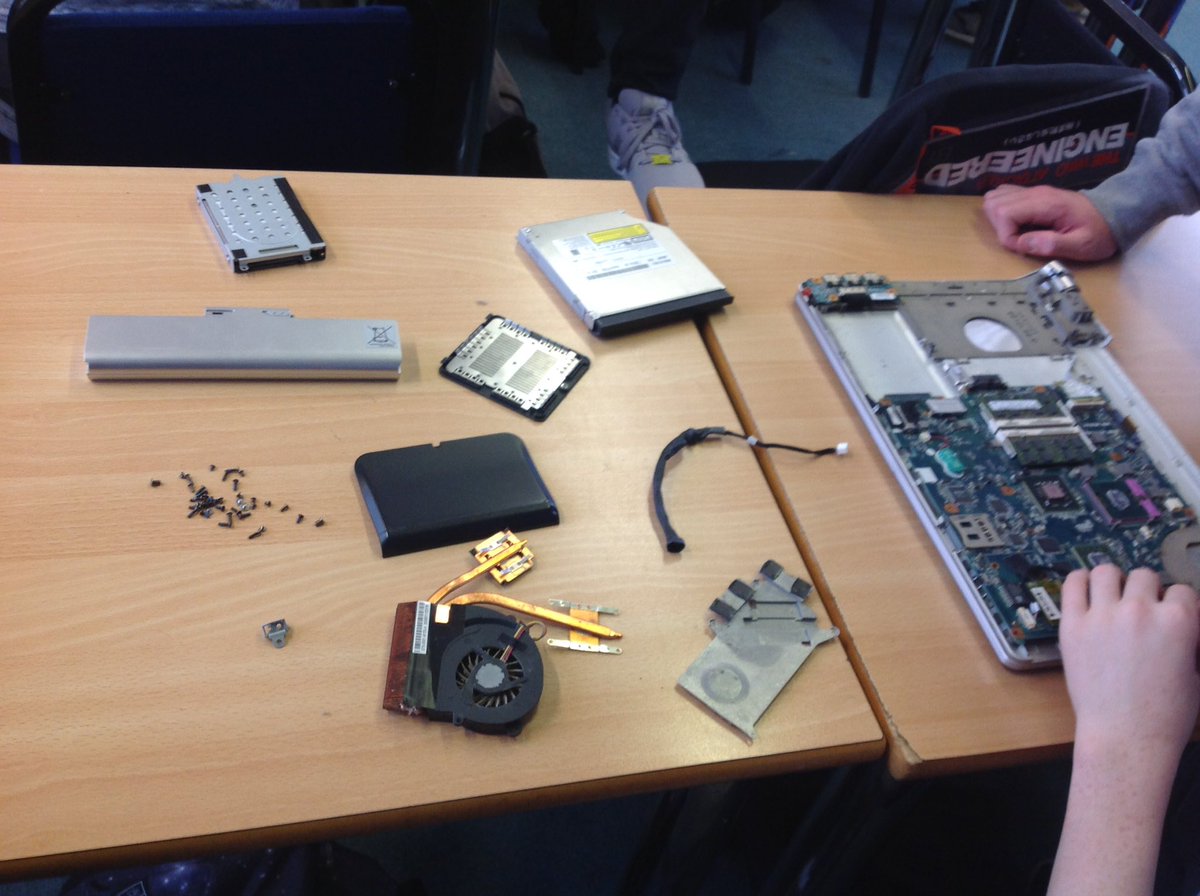 TPS_Computing's tweet image. A unplanned power cut in school today gave Year 11 CS the opportunity to take apart some PCs and label the components! #UnpluggedComputing