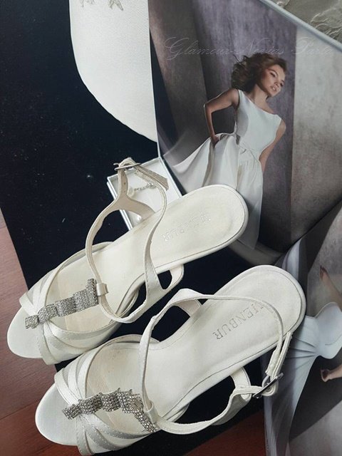GlamourParla's tweet photo. #Complementos #Membur, diseño  #style #modamujer #glamournovias #Parla #Escaparates https://t.co/dY1KsbTiax