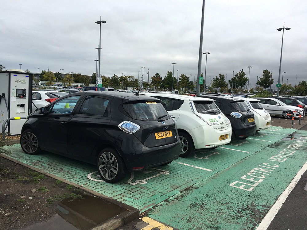 Look how many people were charging. 😧 A Mercedes C350e pulled up after the photo was taken. 🚘 Colour co-ordinated! 🌈  #evcharging #leaf