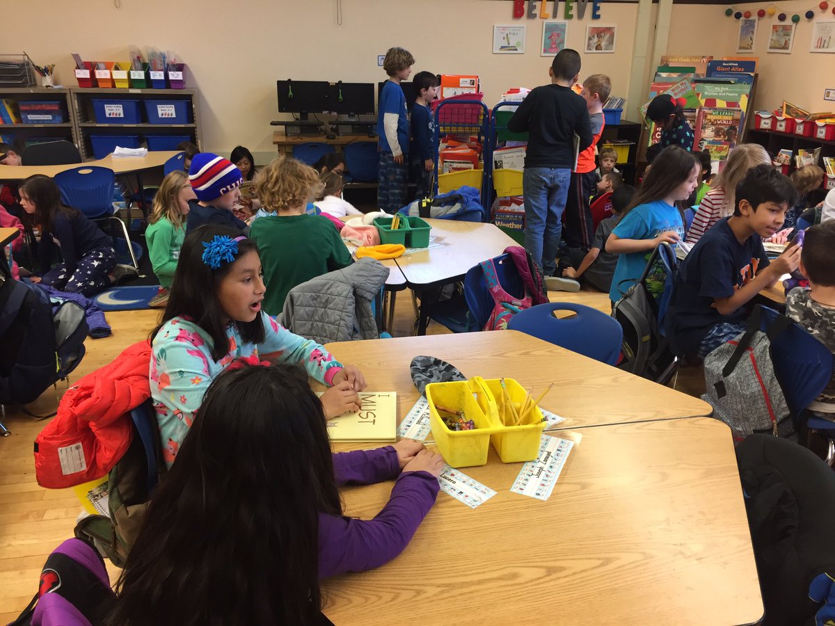 1stdul's tweet photo. Reading with our buddies from room 301 @CoonleyRoom301  @CoonleyES https://t.co/pDPebt114N