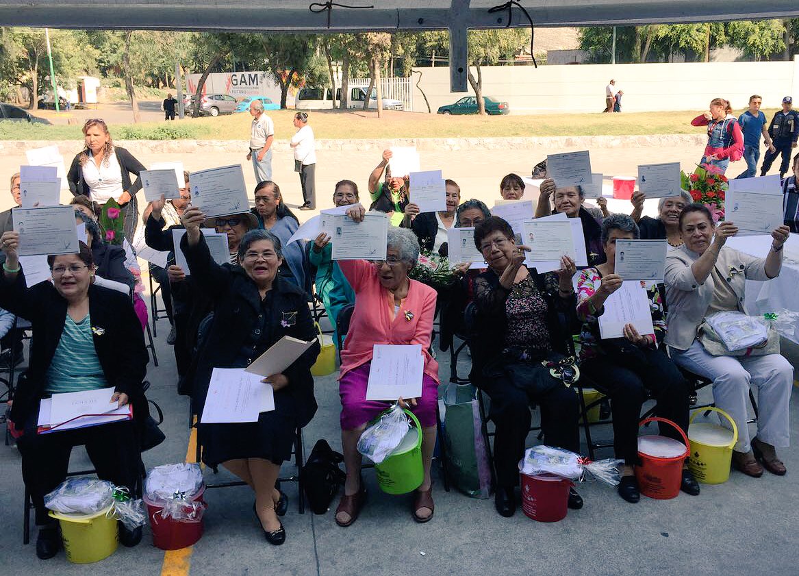 maritzaordazdf's tweet photo. Una entrega mas Certificados #PEC2016 a grupos @INAPAM GAM CDMEX con Rosalba Juárez @INEAmx https://t.co/O6SbQzfChW