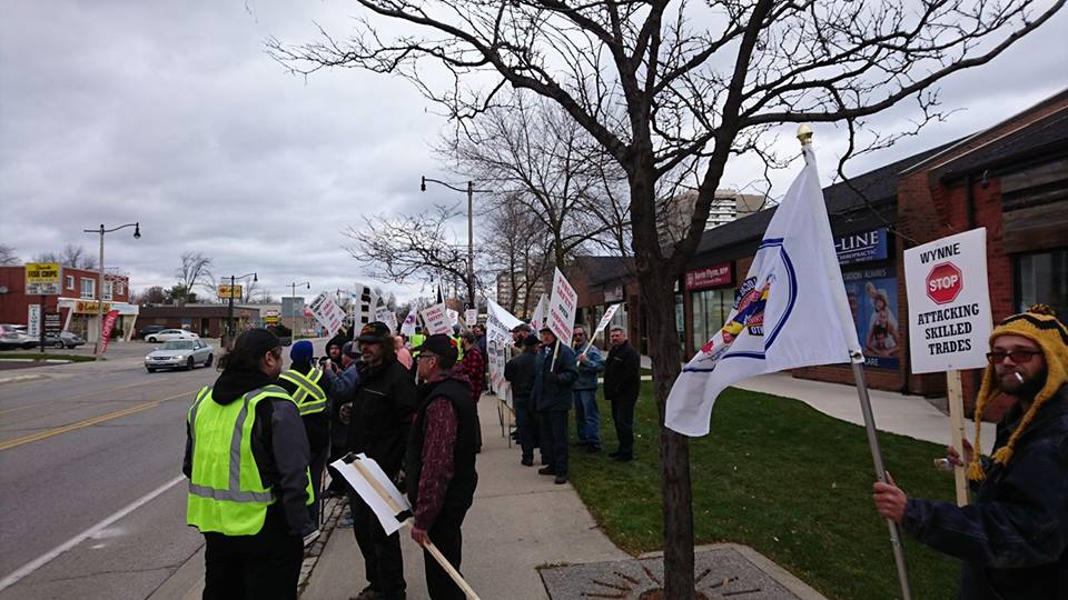 LOCAL353's tweet photo. Protest against #Bill70 #Section 17 of the @OntLiberal omnibus bill at Kevin Flynn's office in Oakville #onpoli #canlab https://t.co/z71YPkBbjw