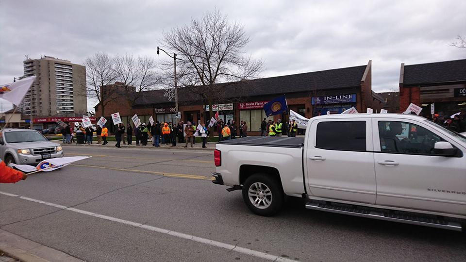 LOCAL353's tweet photo. Protest against #Bill70 #Section 17 of the @OntLiberal omnibus bill at Kevin Flynn's office in Oakville #onpoli #canlab https://t.co/z71YPkBbjw