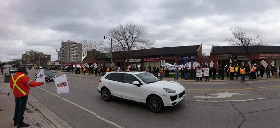 LOCAL353's tweet photo. Protest against #Bill70 #Section 17 of the @OntLiberal omnibus bill at Kevin Flynn's office in Oakville #onpoli #canlab https://t.co/z71YPkBbjw