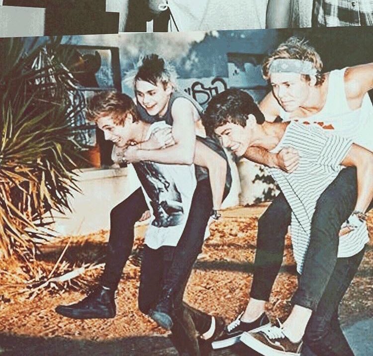 APPREClATINGMGC's tweet photo. sooo so proud and so thankful for these 4 ❤️ 

  @5SOS #5YearsOf5SOS https://t.co/sr08ys2jAx
