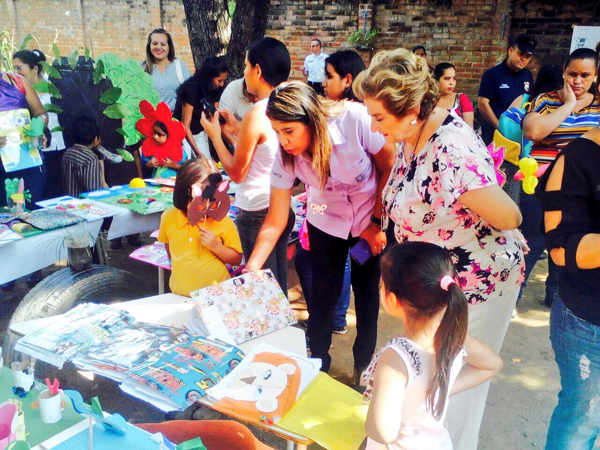 carranisa's tweet photo. Dip @Milena_Escalon de @ARENAfraccion En Kínder Sta Isabel participando con padres de familia y maestros en #FeriadeLogros https://t.co/LGoltUGQjo