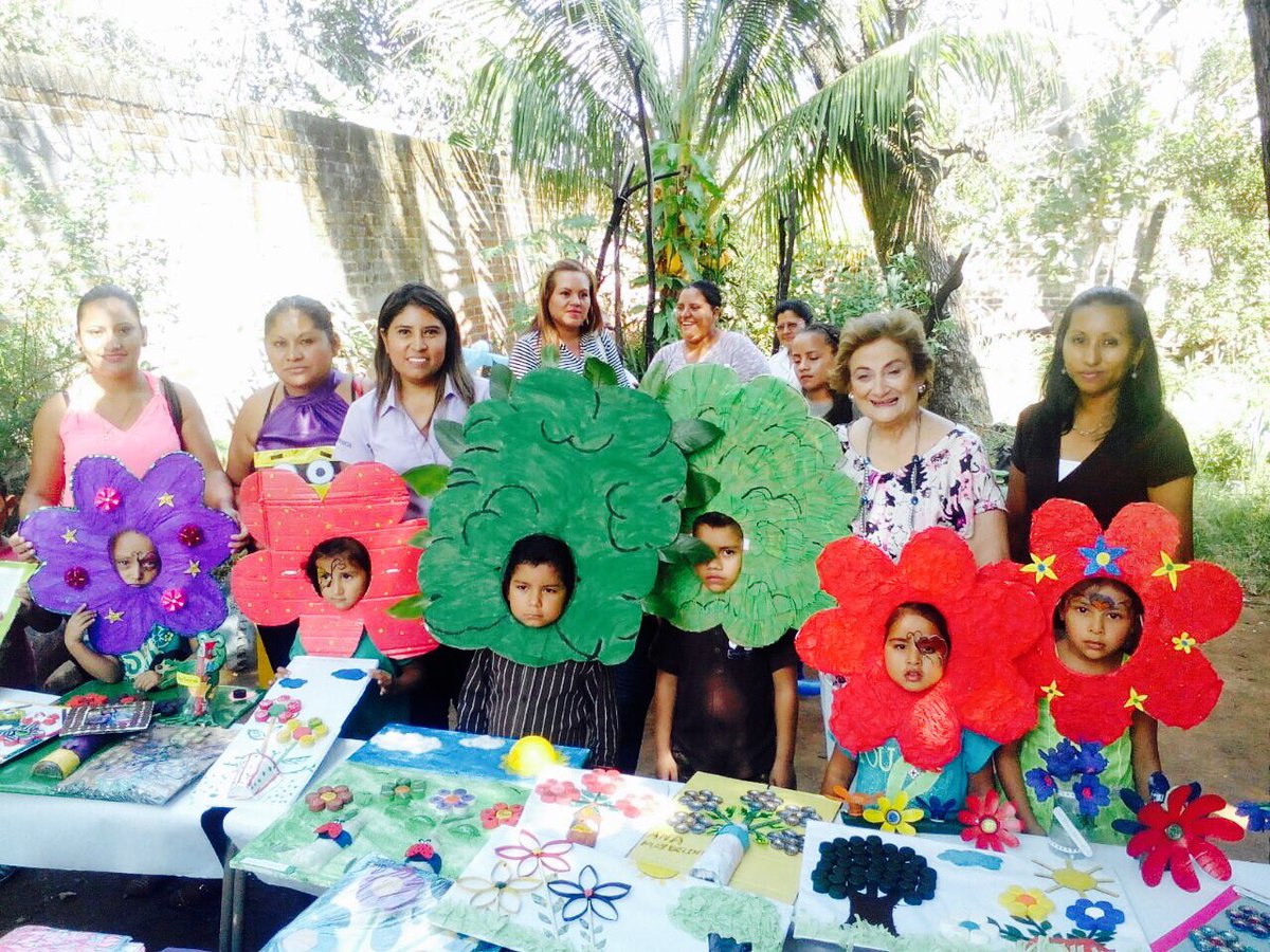 carranisa's tweet photo. Dip @Milena_Escalon de @ARENAfraccion En Kínder Sta Isabel participando con padres de familia y maestros en #FeriadeLogros https://t.co/LGoltUGQjo