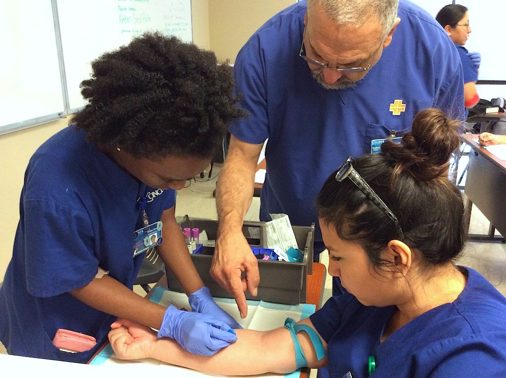 ConcordeCareer's tweet photo. Mr Cortez's morning #MedicalAssistant students practicing #blooddraws in lab. Gotta love a #butterflyneedle! #phlebotomy #ConcordeSanAntonio https://t.co/FhpPJf2n4g