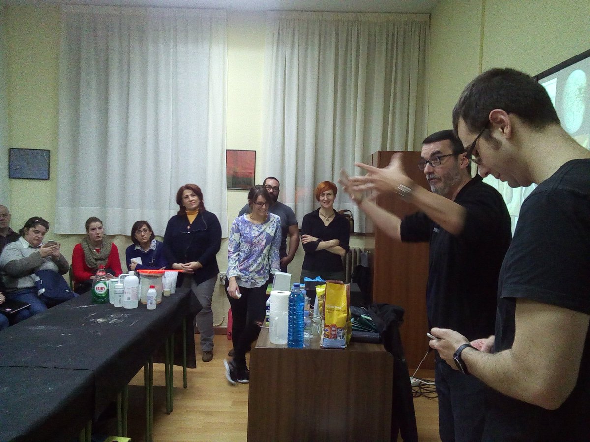diegoroncero's tweet photo. Científicos del @C_Astrobiologia en el CPR de Cáceres! @JA_Vaquerizo @CristinaDGlez #olgaprieto #raul #encasa @AGEx_Asociacion @cprcaceres https://t.co/d0kChAVUgn