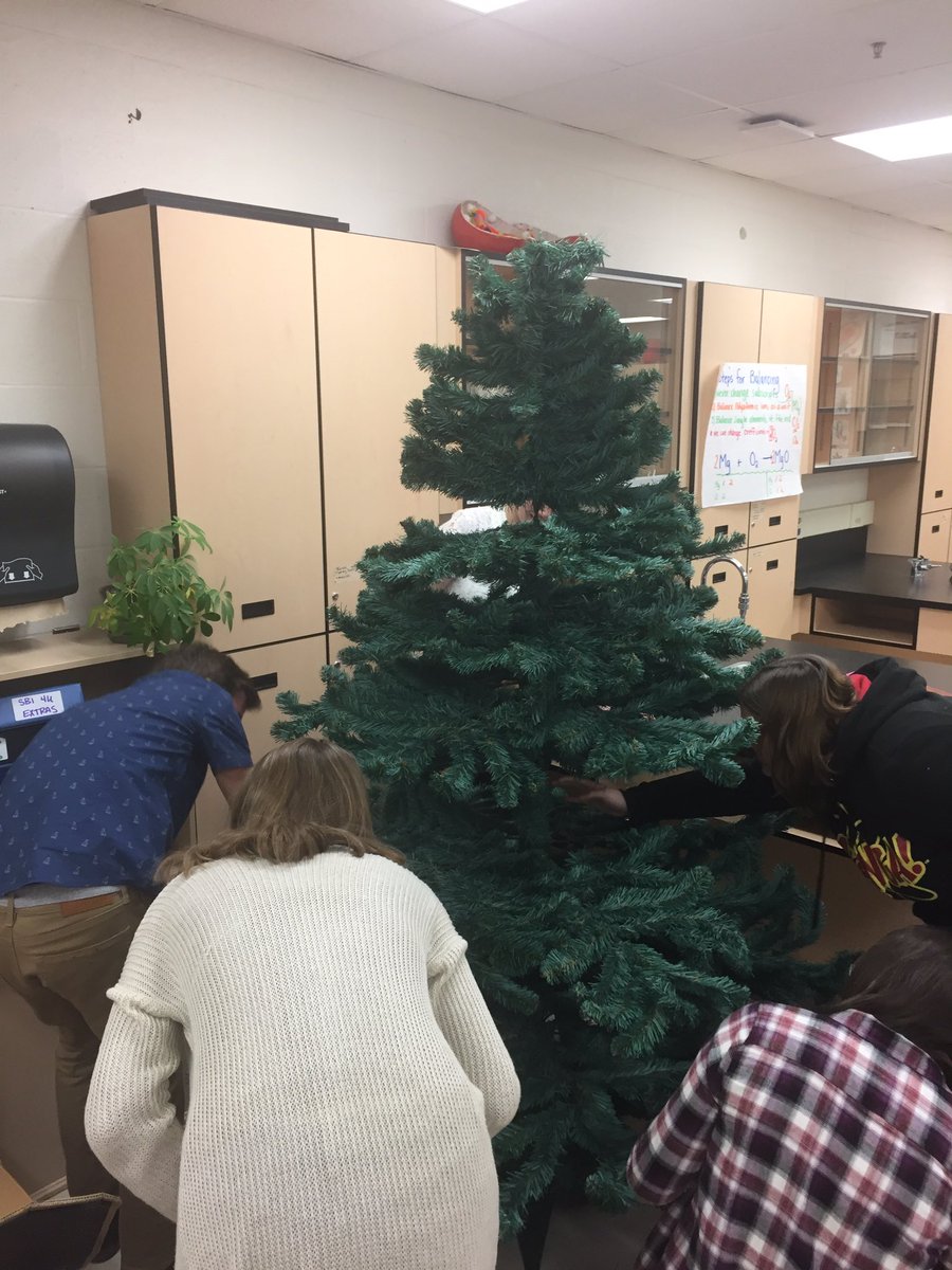 sta_science's tweet photo. Getting into the Christmas Spirit! #stascience #goldenmoments @STA_CSS https://t.co/gQmWGgRwRW
