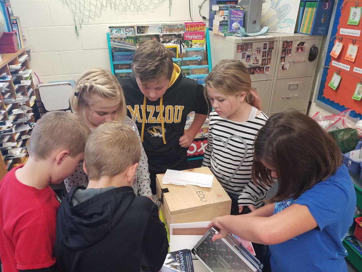 kylepace's tweet image. 3rd graders putting their U.S. Government knowledge to the test with some #breakoutedu! #FOREVERGV