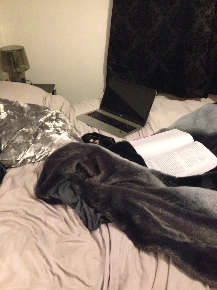 AbrahamsJJ's tweet photo. Friday evening settings 🙄#VivaPrep #ThesisReading #BedTimeStory https://t.co/PnzGORvrm1