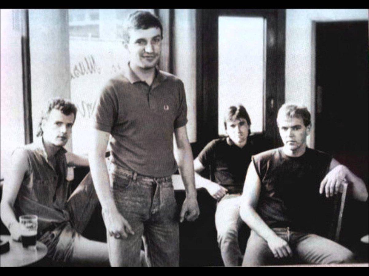 erikgeab's tweet photo. Nire nerabezaroari soinu banda jarri zion talde baten abeslaria hil da ๐ข #RIPmickyfitz https://t.co/N5PmH7mTJK