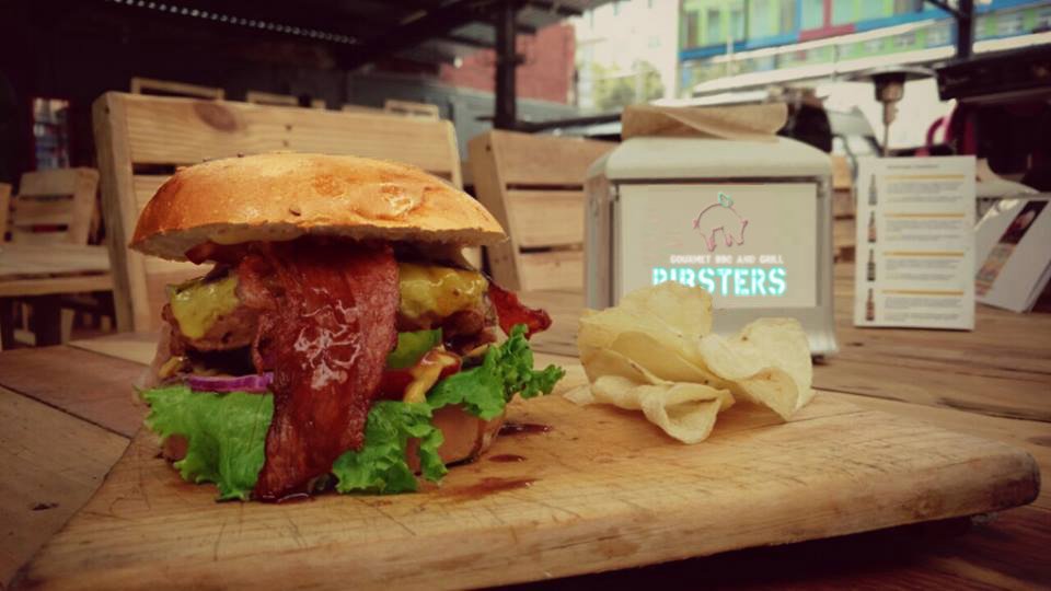 No son #CosasDeChavoRuco nuestra Burguer de Sirloin con tocino doradito, queso gouda, bañada en salsa BBQ por miserables $45.00 pesos.