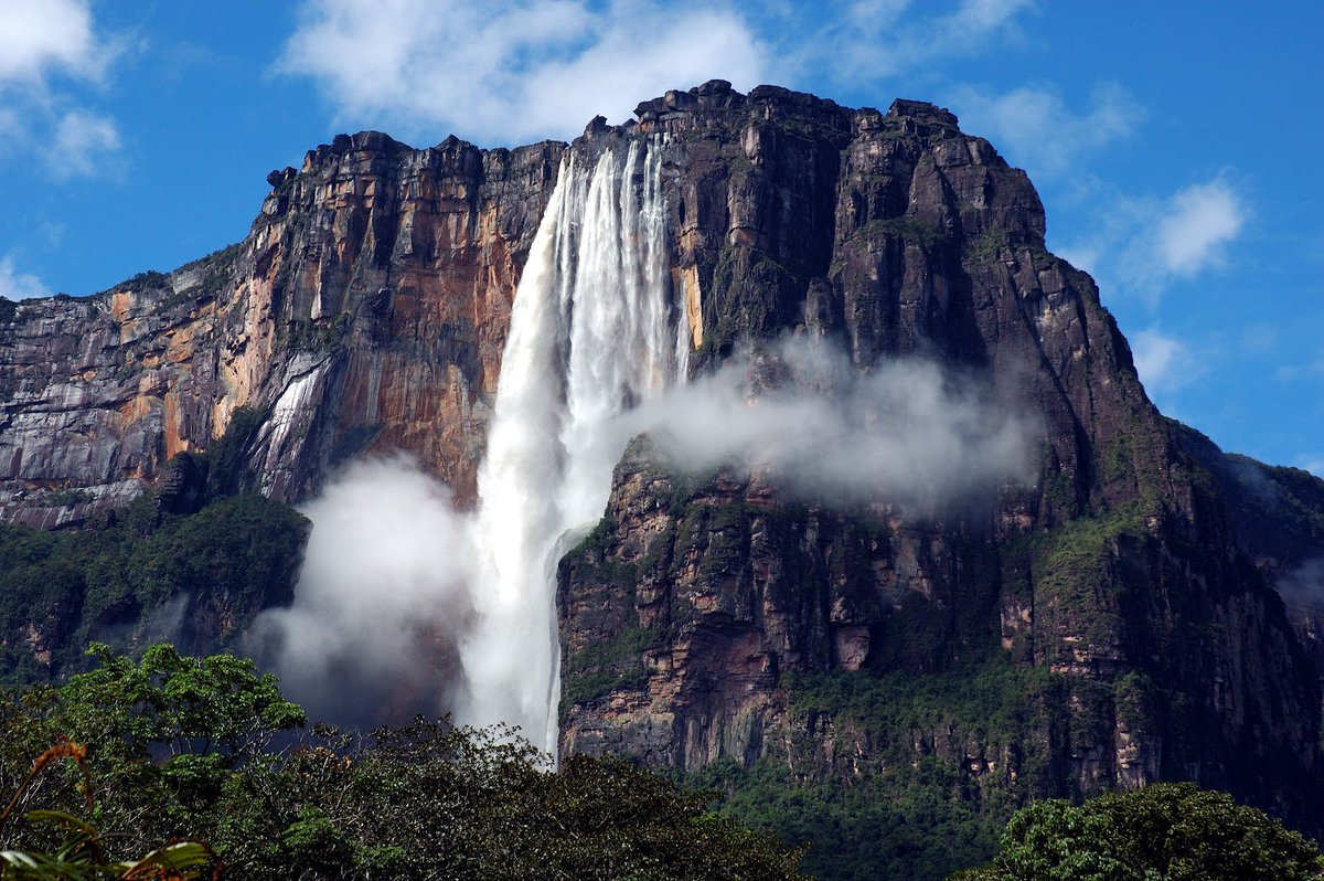GreatPictures's tweet photo. Angel Falls is the highest uninterrupted waterfall in the world, height of 976 m and plunge of 807 m. Canaima National Park, Venezuela. https://t.co/plQHv5wFGT