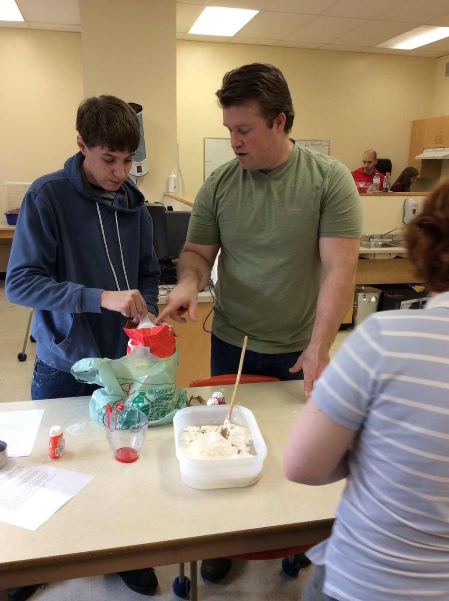 HHSSPALS's tweet photo. Reading recipes, measuring ingredients, mixing it up! #makingplaydoh #diy https://t.co/LmdJYOgDQ0