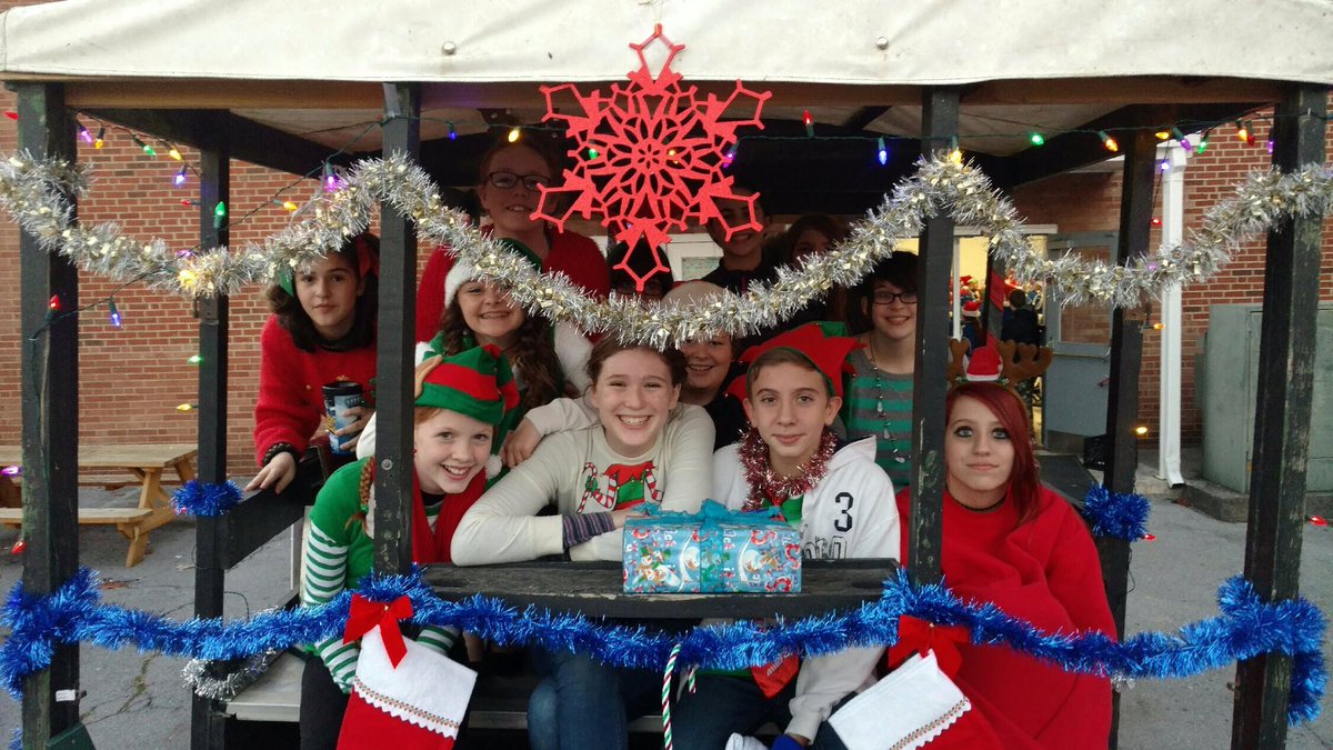 BTCS_TMS's tweet image. VMS chorus spreading Christmas cheer in the Bristol Christmas parade!