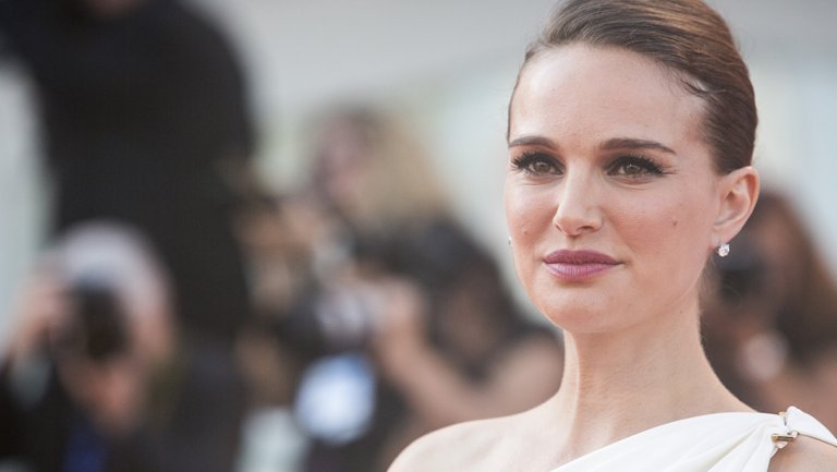 THR's tweet photo. Natalie Portman remembers director Mike Nichols: "I still hear his voice in my ear all the time" https://t.co/XSrYGIbrSK https://t.co/KECZ7hUUmI