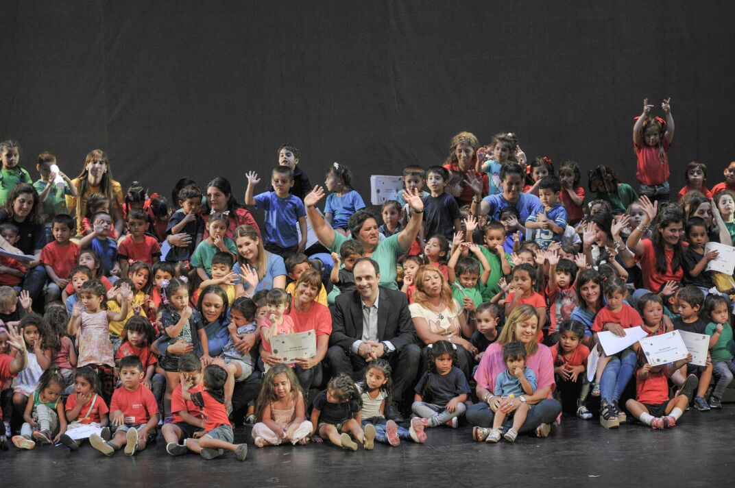 josecorralSF's tweet photo. Flamantes graduados de la sala de 3 de nuestros 14 #JardinesMunicipales de los barrios #SantaFe. Buen comienzo en el camino de la educación. https://t.co/OtFpCcPKnH