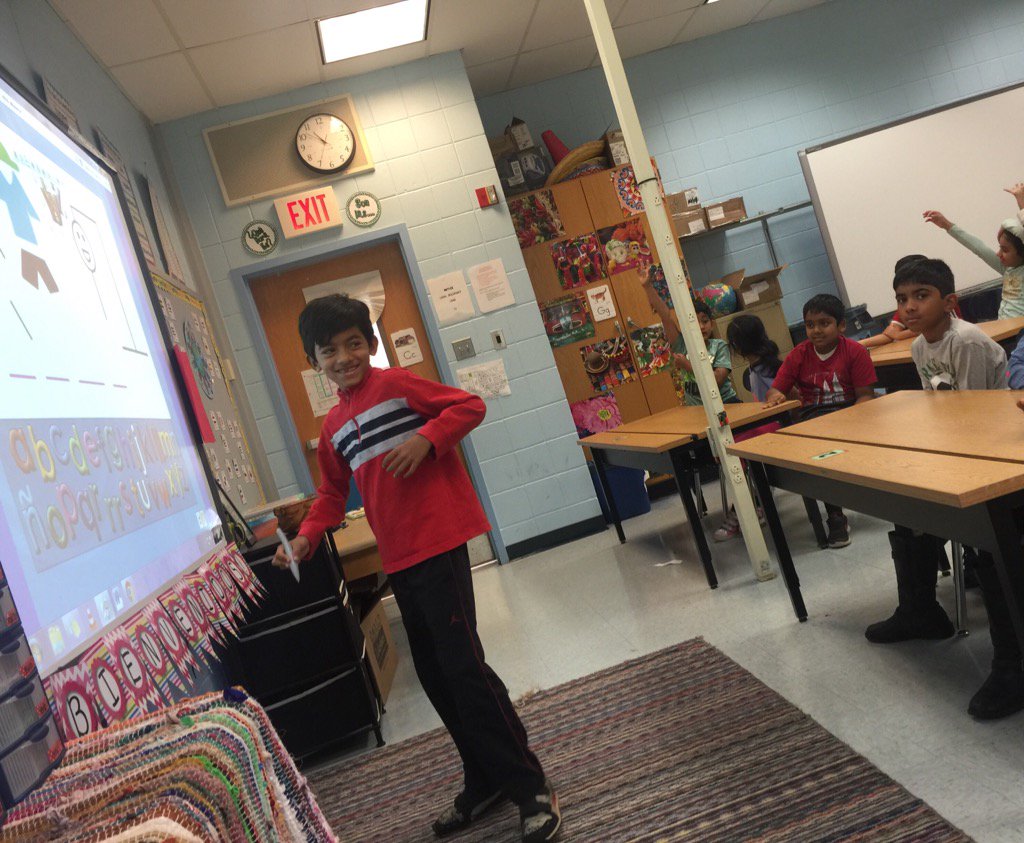 SenoritaMilton's tweet photo. 3rd gr Ss leading the class in hangman #abecedario #earlylang #fless #elemspanish #targetlanguage https://t.co/fpUyOdDlQe