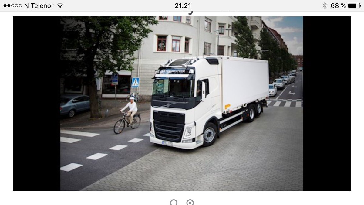En <a href="/volvotrucksno/">Volvo Trucks Norge</a> svinger ulovlig foran syklisten og d er syklisten som skal ha blikkontakt! Ny rekord i victim blaming @volvocarsglobal