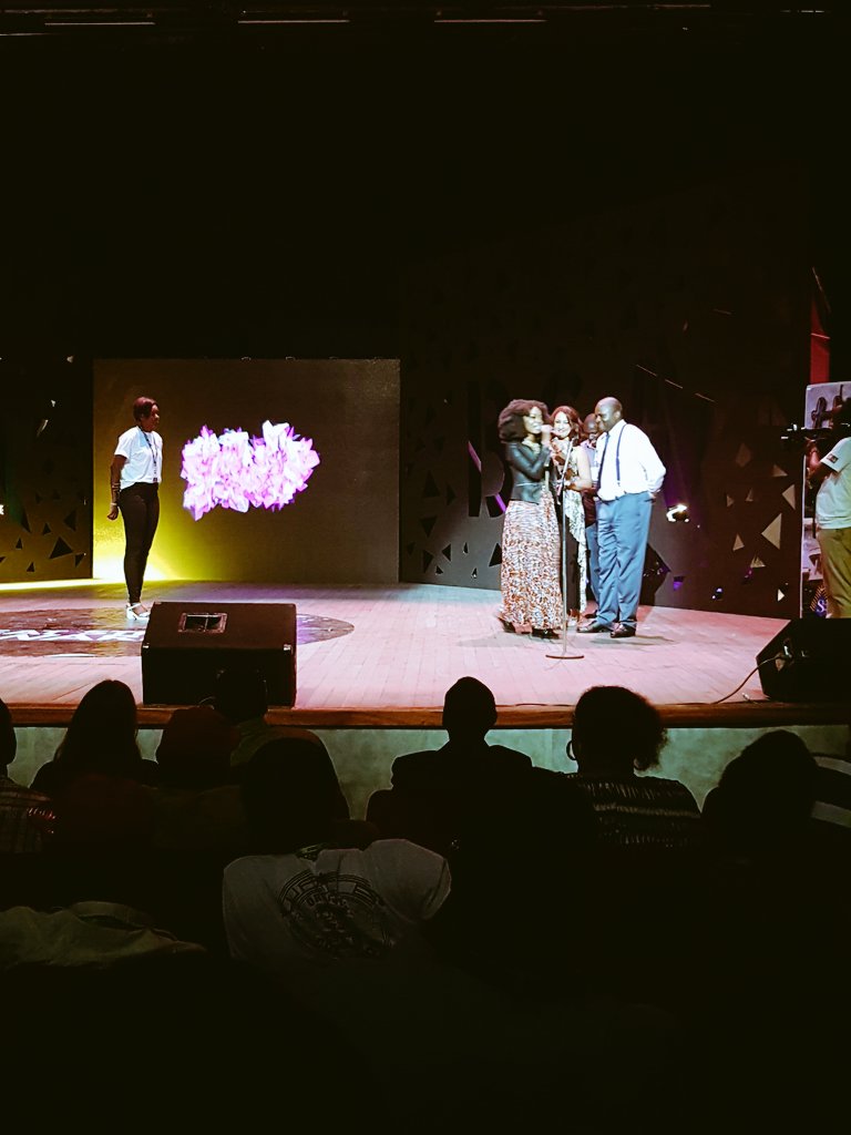 DonNeexo's tweet photo. @pearlannuarita révélation féminine de l'année 2016. #BeatStreetAwards #BSA2016 #BeatStreetFestival #BSF2016 #Urban242 https://t.co/qC3GIbseMM