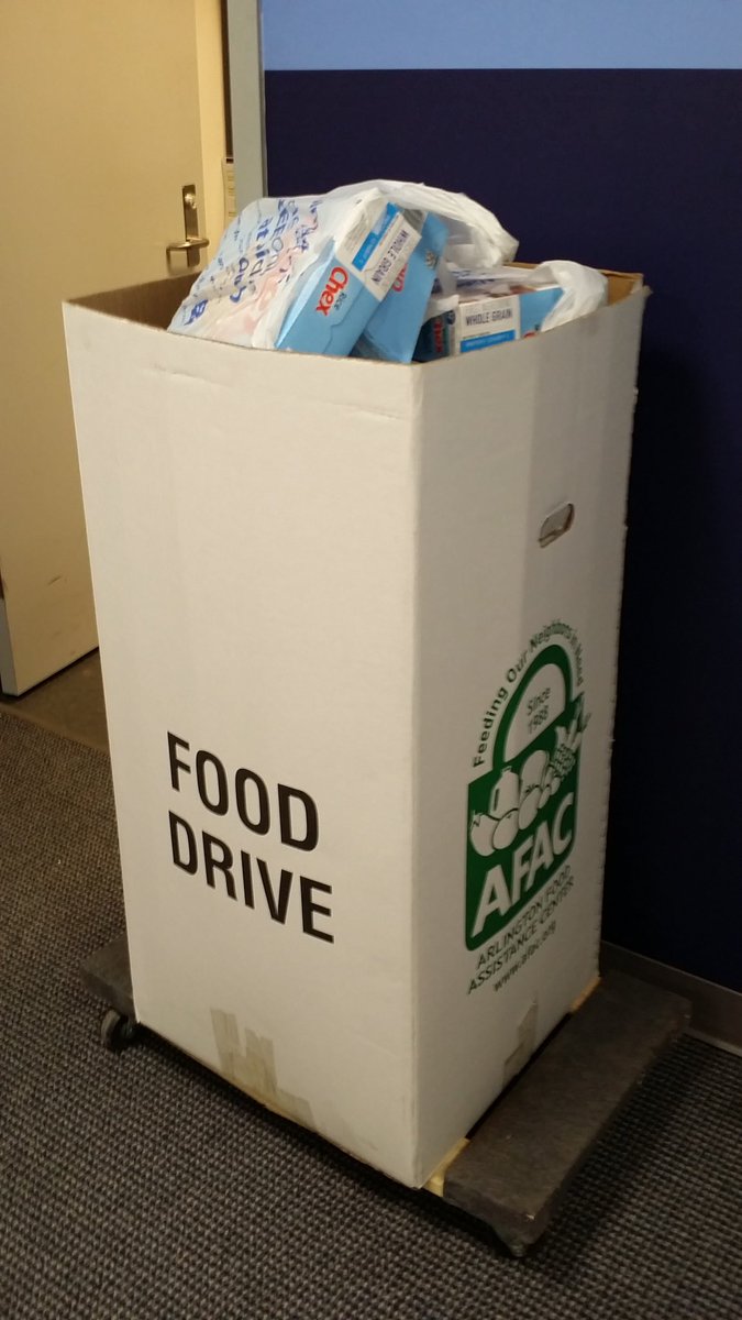 JetBlueDCA's tweet photo. @JetBlueDCA hosted a Food Drive for our neighbors at @AFACfeeds in Arlington, VA. #InspireHumanity #JetBlueForGood @jetblue @HelloJetBlue 💙🍞 https://t.co/kmYgoas00f