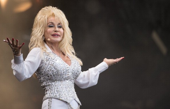 WATCH: Dolly Parton’s Jaw-Dropping ‘Hand Up’ to Those Who Lost Everything in TN ow.ly/1cDl306LheB https://t.co/nSgmtodwuU