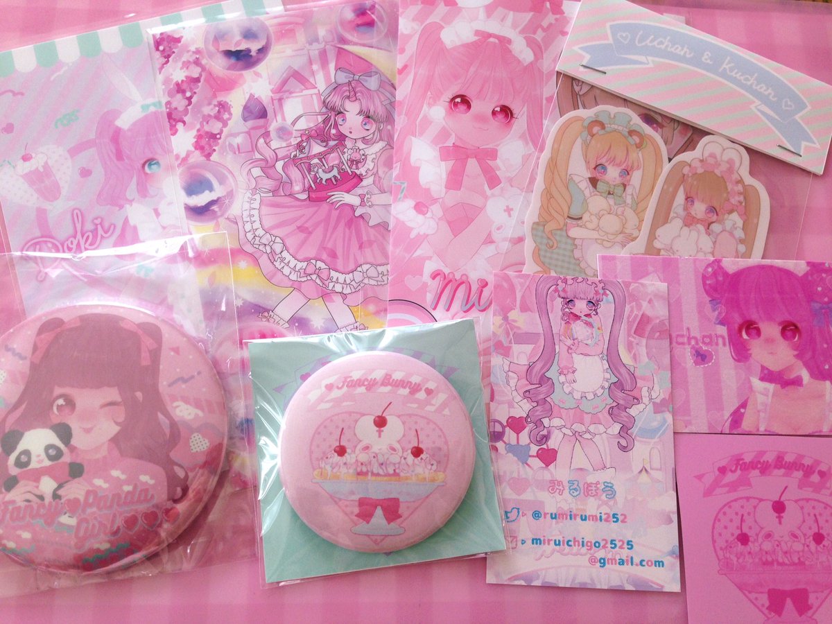 #デザフェス戦利品
一枚目はどげざちゃんさんの缶バッジです。可愛いグッズが沢山あって幸せな気持ちになりました💕ちょろりさんとえっちゃんのブースではポスカと缶バッジをお迎え!ドット缶バッジがお気に入りです💓みるまお喫茶では色んなものを沢山お迎えしちゃいました。たからものです😭💓💓 