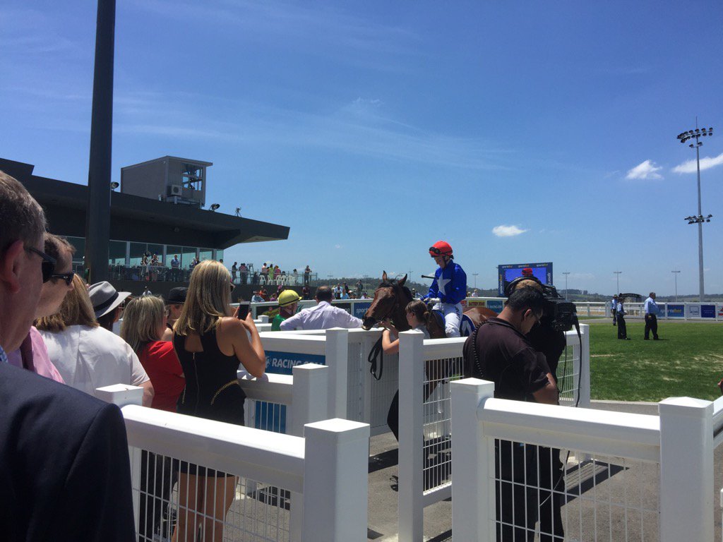 1000giggles's tweet photo. R1 on #SuperiorFoodServices @PakenhamRacing cup day winner #InvincibleAl #TaliaHope for #PatrickPayne https://t.co/RvF1pBs4qT
