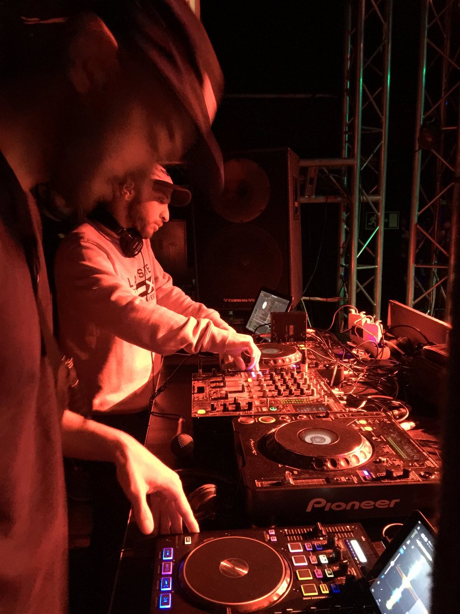 MustFun_es's tweet photo. #BackToBack @EmelviBeats @DanoZiontifik #FloorMustFun #enorme https://t.co/1hd5Jo00Uf