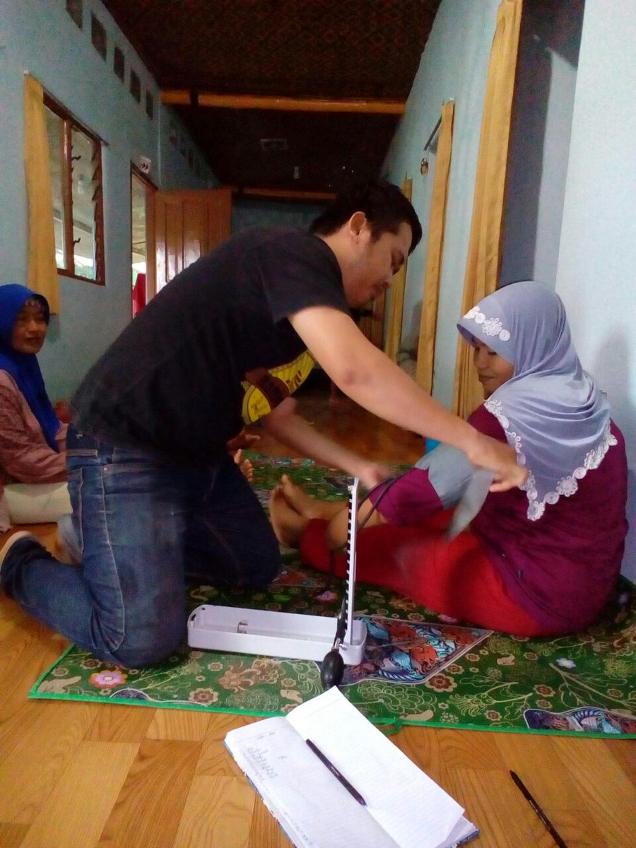 SunnahKu's tweet photo. Ibu Subarni (41, Kanker Payudara) pagi ini diperiksa perawat. #SRJogja @SRbergerak https://t.co/RyYBBZrZnm