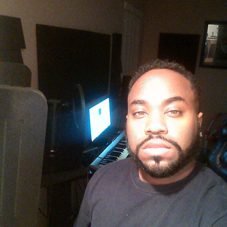 BeatzCommittee's tweet photo. I'm in here catching vibes 🎧🎹🎤 #bigbeatz #studioflo #workflo https://t.co/ZRbUiiO3Vt