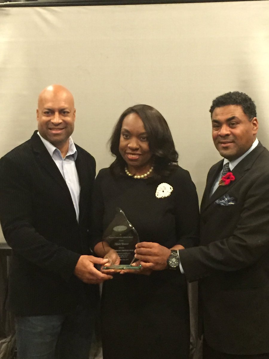MitzieHunter's tweet image. So very touched and humbled to receive the Jackie Robinson Fortitude Award from @FirstFridaysTO . Thank you for this tremendous honour.
