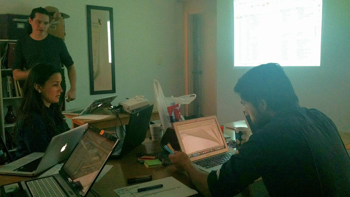 EscuelaDeDatos's tweet photo. Aprende a usar tablas dinámicas con #EscuelaDeDatos. Aquí @PhiRequiem, fellow 2014, justamente enseña eso. https://t.co/sthvQsl10H