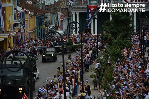 PrensaCuba_Ven's tweet photo. ..Un pueblo entero cabalgando con #FidelC...#HastaSiempreComandante #HomenajeAFidel https://t.co/mVCU4yoaUN