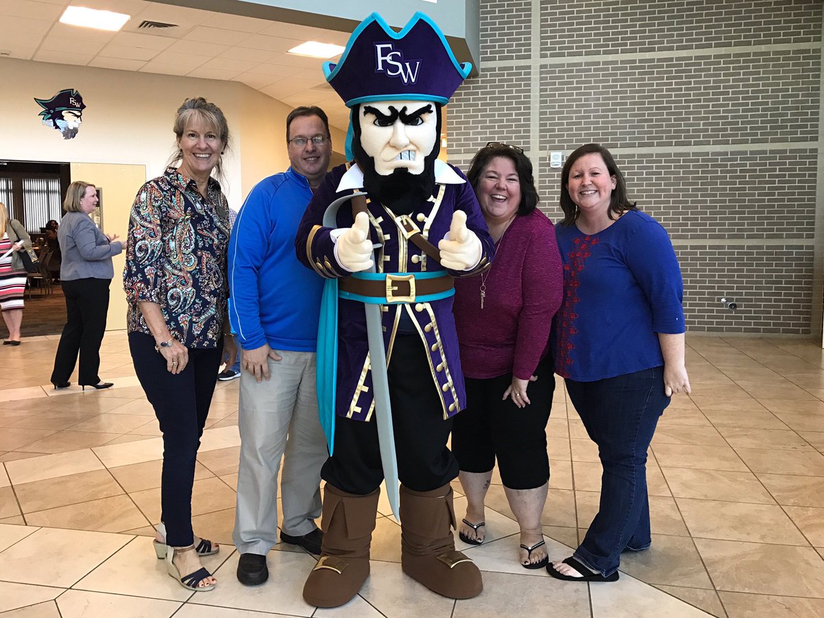 IdaBakerHS's tweet photo. School counselors at FSW. #GoBulldogs https://t.co/K70y6USUYf