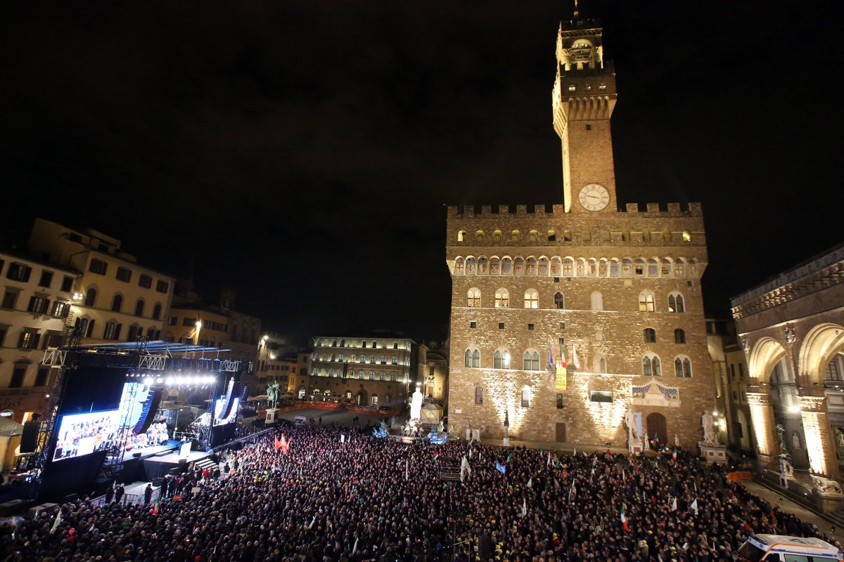 matteorenzi's tweet photo. Orgoglioso di questo popolo che vuole cambiare l'Italia #bastaunsì https://t.co/DFhBk4CDdK