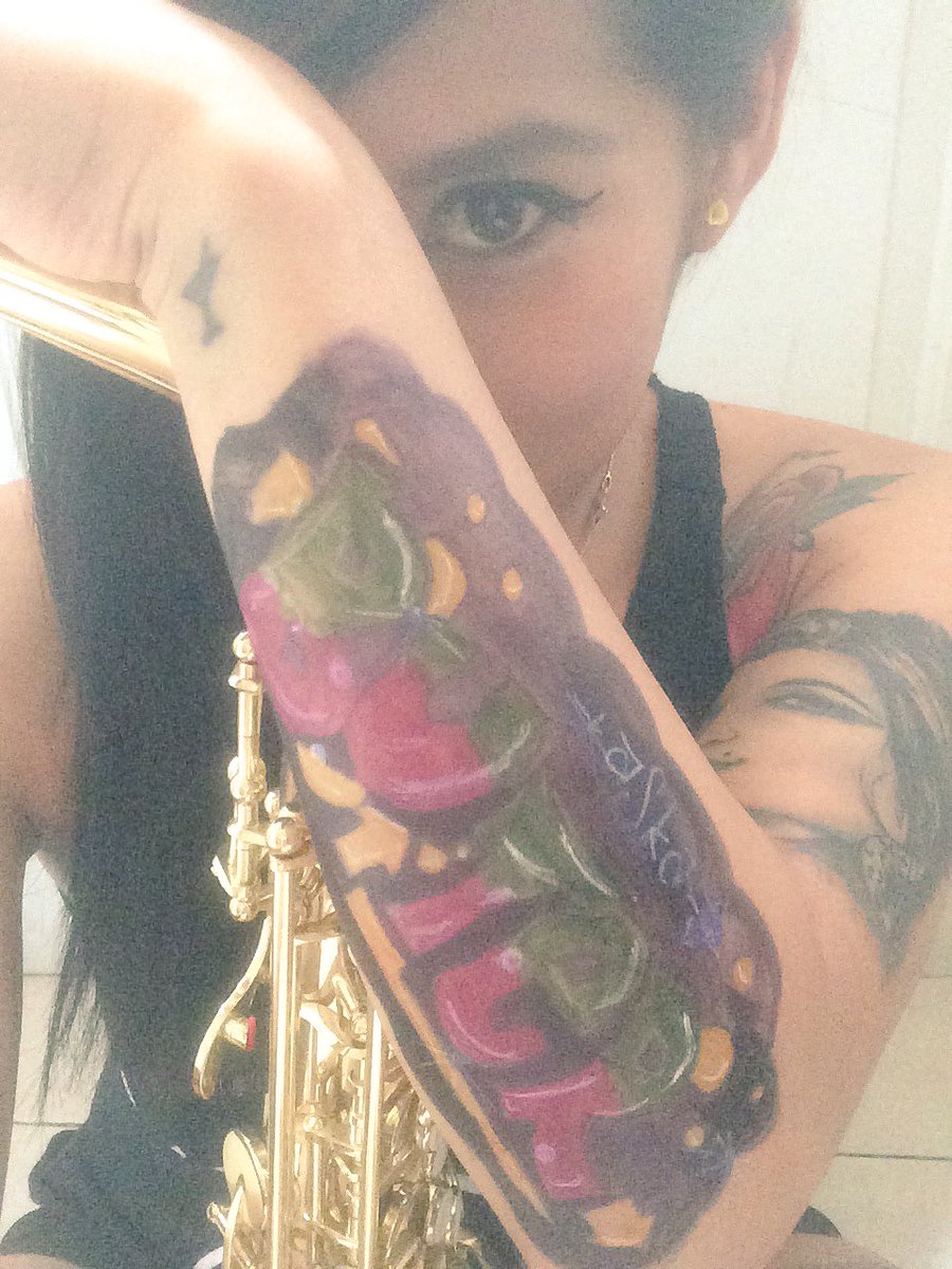 DennySax's tweet photo. Tarde de flash #saxtime #caramelosax #AmyWinehouse #paraunamigo #buterroots #aska https://t.co/qNC217DArE