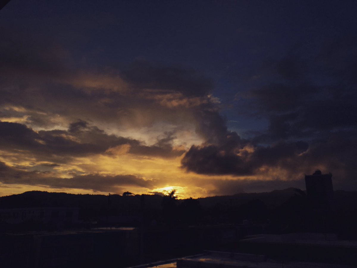 PepitaDeJobo's tweet photo. Atardecer en Caguas, PR📍🎄🎉🎊💛@PuertoRicoPUR https://t.co/Cgl3uQW2Im