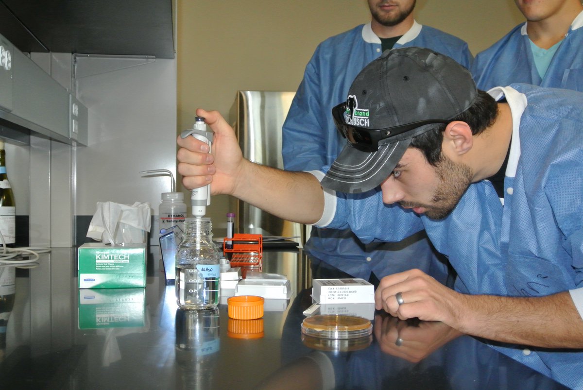 WSUWineScience's tweet photo. #wsu VE students are working on heat & cold stability, and measuring color & tannin @ the #WineScienceCenter. Last wine chemisty lab of '16! https://t.co/UzZv6nReXS
