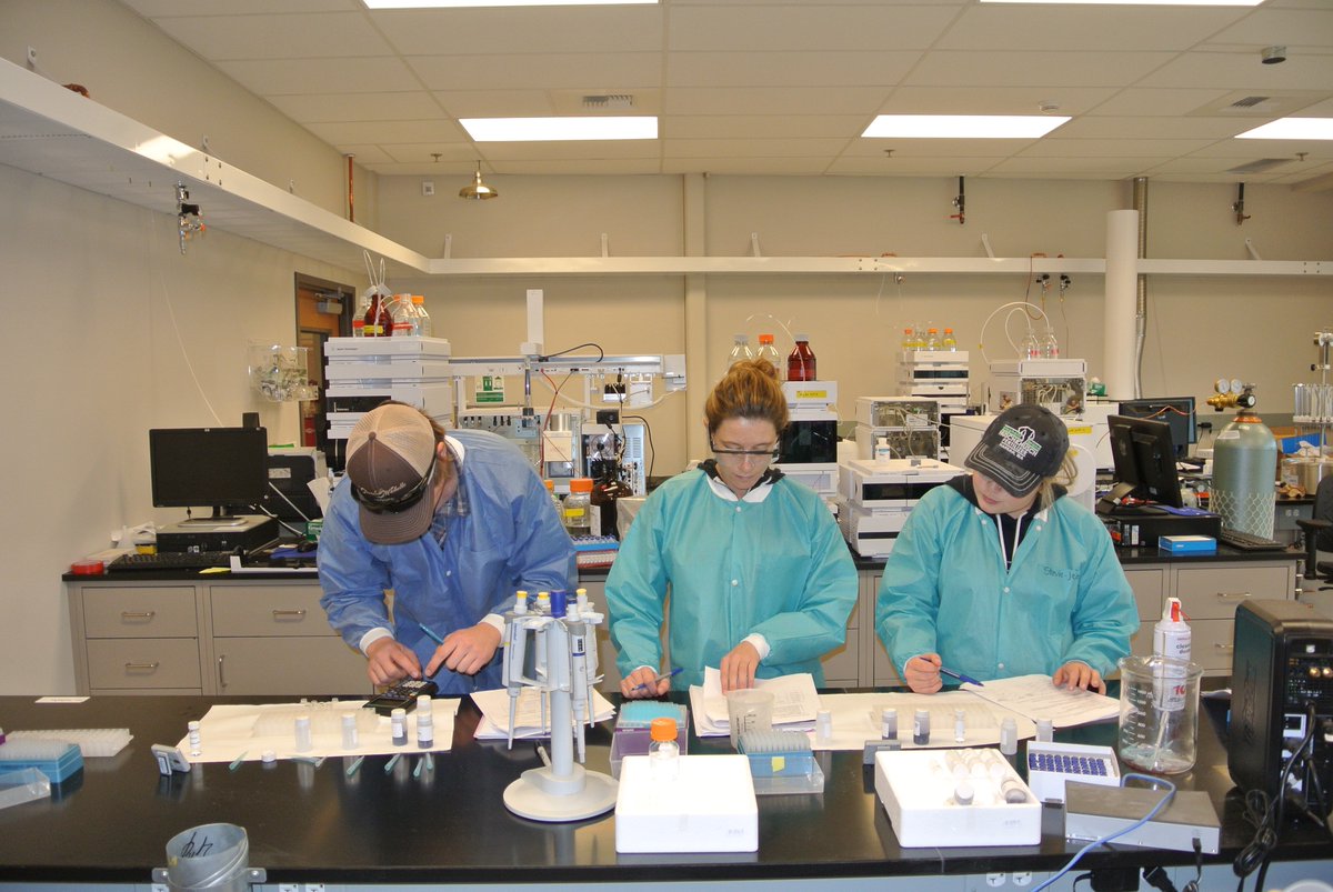 WSUWineScience's tweet photo. #wsu VE students are working on heat & cold stability, and measuring color & tannin @ the #WineScienceCenter. Last wine chemisty lab of '16! https://t.co/UzZv6nReXS