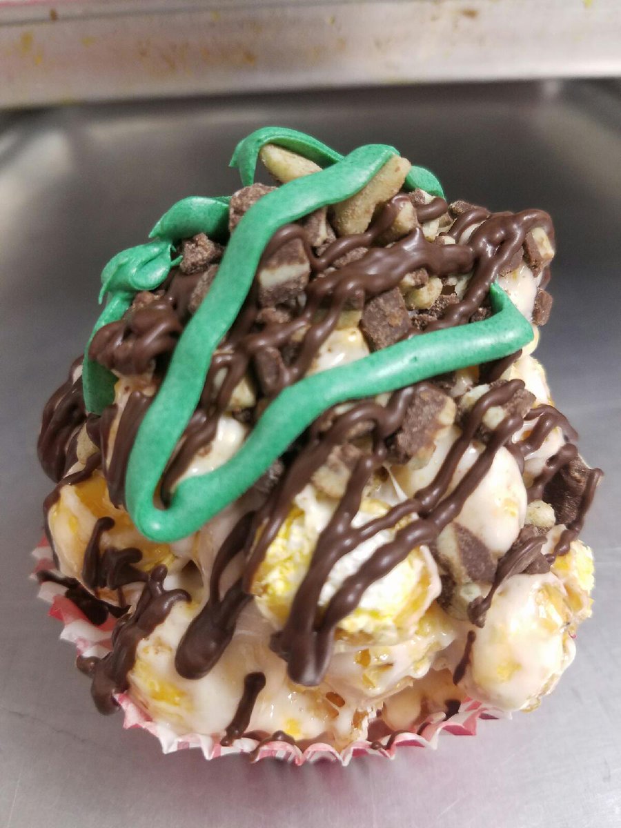 _kernelcorner_'s tweet photo. Reese's PBS Cup and Andes Mint Gourmet Popcorn Balls!!! yummy https://t.co/AjOwrEE1jq