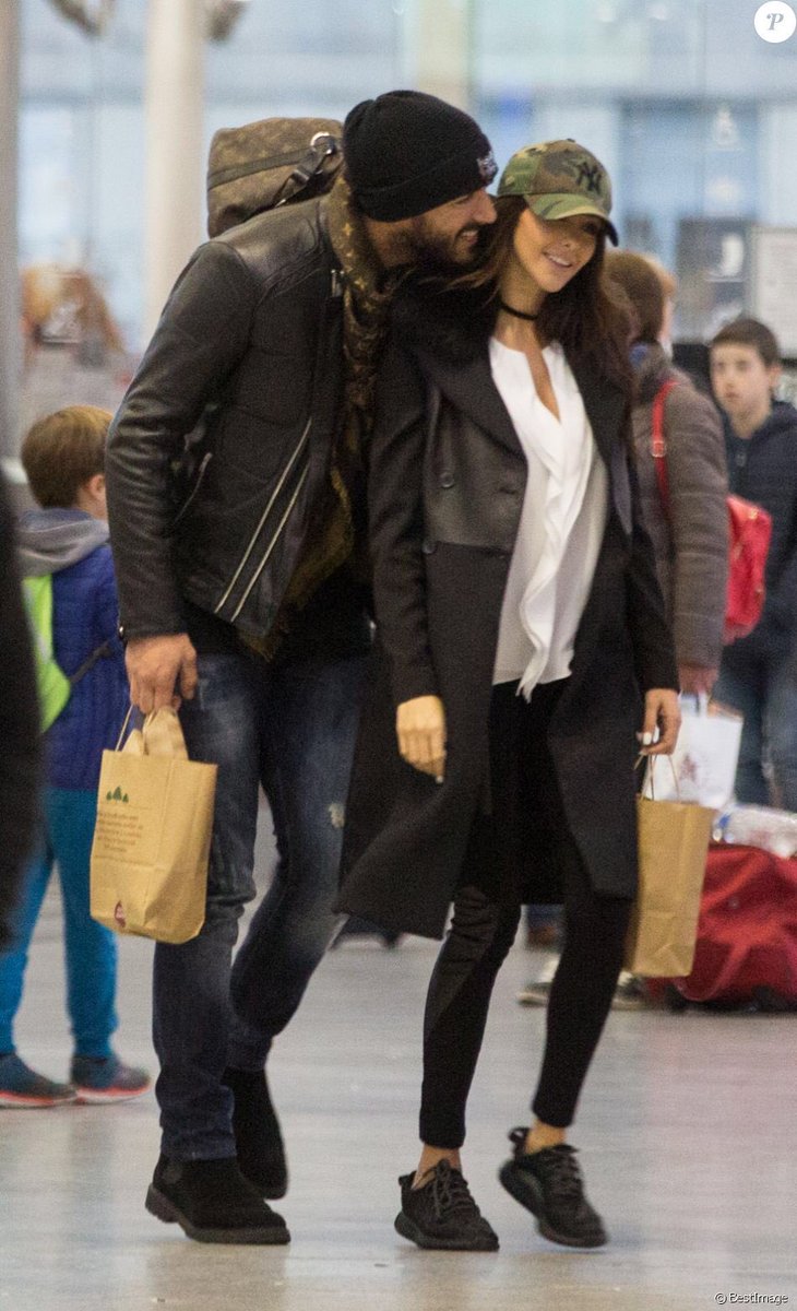 Nabilla's tweet image. Pourquoi tu m'embête toujours @ThomasVergara  😊??!