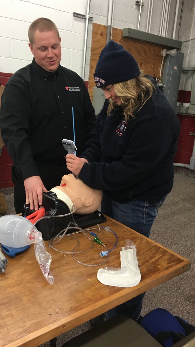 FTFD22's tweet image. Medic student @kwalsh1294 trying out our King Vision and Bougie-to-Go advanced airway tools. Instructor @RayPace134  from @UHhospitals