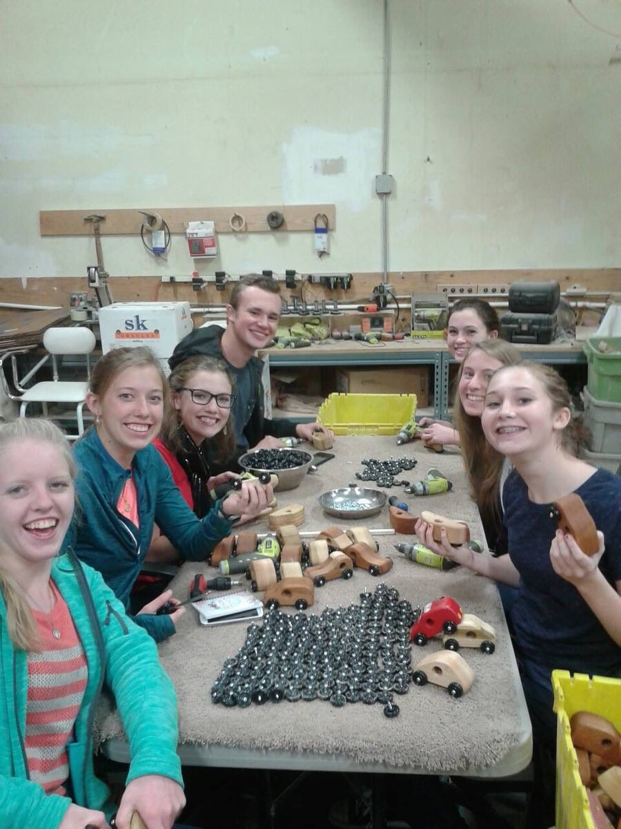 nathhhhhalia55's tweet photo. Yesterday was day uno of #LightTheWorld challenge and my friends and I went to Tiny Tim's to build cars for children💕@MurraySeminary https://t.co/W1WjSfTeSh