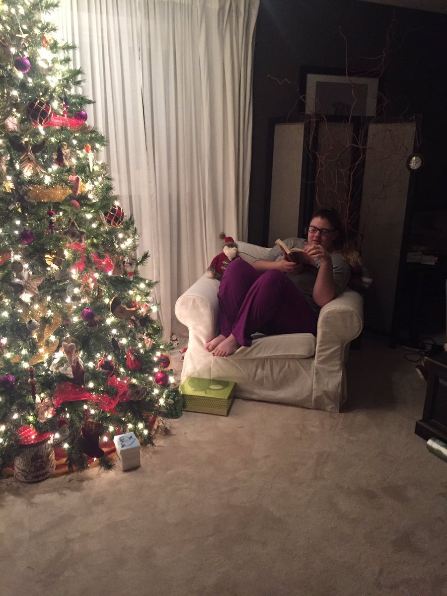jorporpuddinpie's tweet photo. #readingred with The Handmaids Tale under the Christmas Tree👌🏻🎄🎁 @MargaretAtwood @tiffmoniz https://t.co/Xrg1OIjmF6