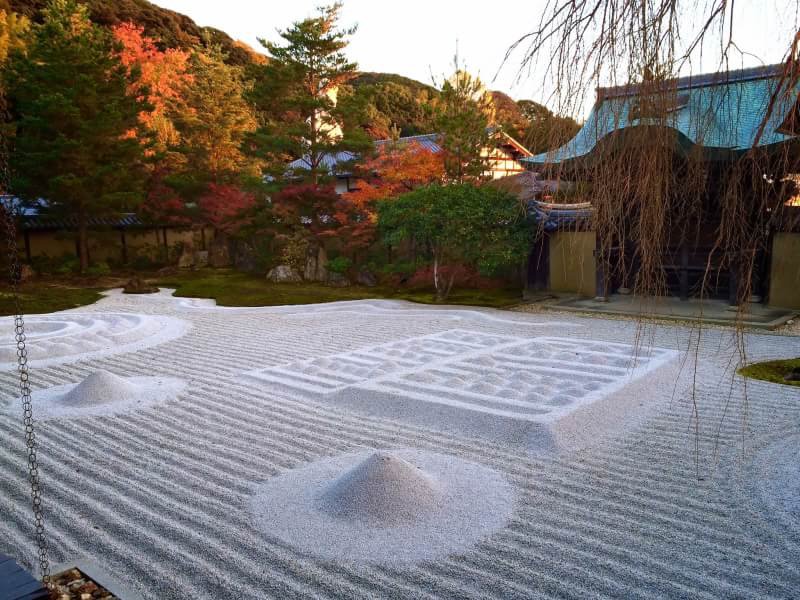 えんぴろ En Twitter 京都 高台寺の方丈前波心庭 イベントごとにその姿を変える庭 枯山水なのにお水を入れちゃったり いまは日暮れからプロジェクションマッピングを行っているらしい 夜の高台寺 T Co 4vxr9oufzo 女子旅 Kyoto Japan 旅 観光 旅行